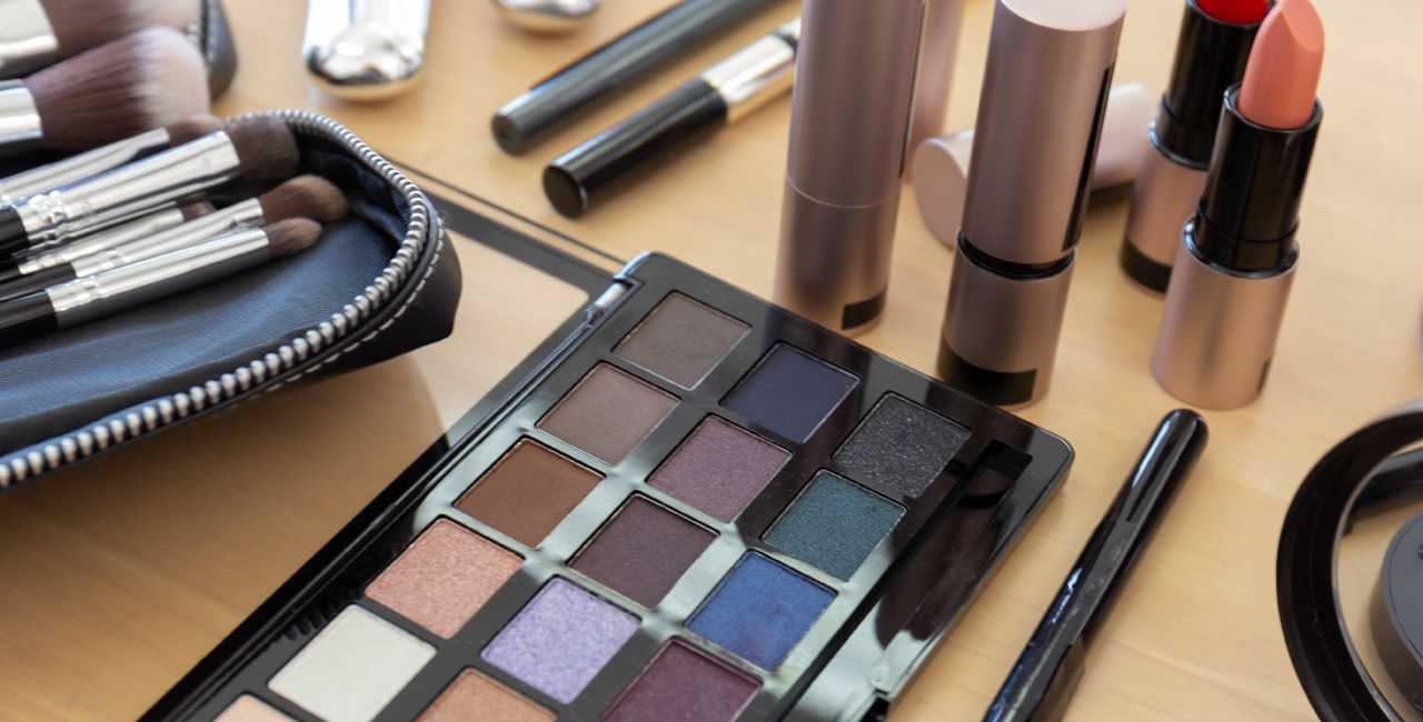Más de 2300 cosméticos irregulares detectados durante control en La Bahía de Guayaquil